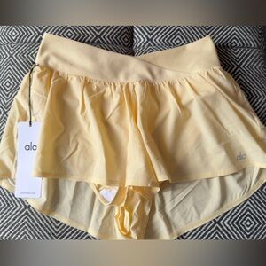 NWT ALO Yoga Candlelight Yellow V-cute running short